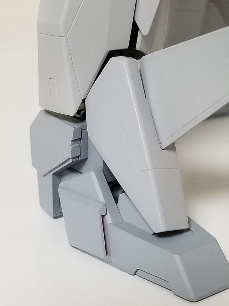 かかと周辺のサフ画像です。表面処理は、240番でヒケ処理→400番~600番で傷消し→クレオスサーフェイサー1000です。