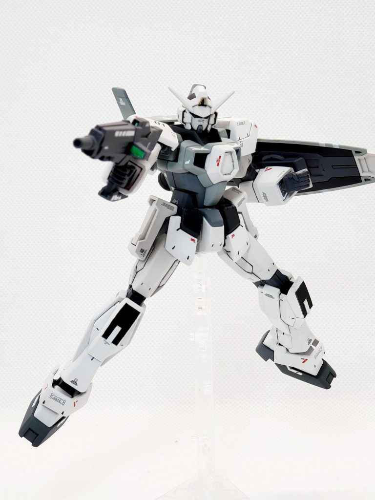 ドッズライフルは腕と干渉しそのままだと塗装が剥げるのでライフル側を少し削っています