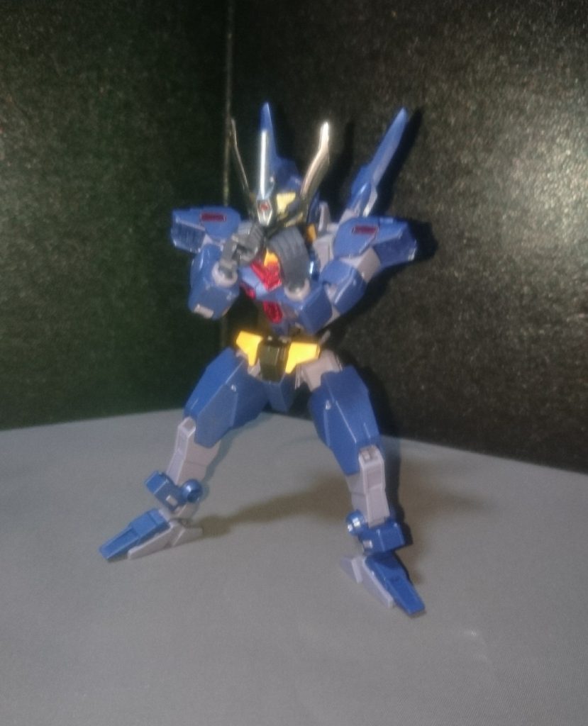 うわっ!?なんだ!勝手に着いてきた!しかもコントロールが効かない!?※ウヴァルのマスクはアンテナパーツの差し替えでつけられました。