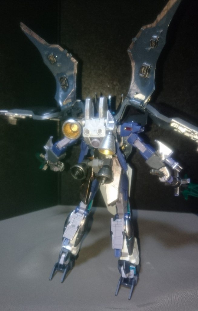 後ろのウィングからもビームを発射しますので、死角は少ないと思われる。バックパックと腰部のブースターは可動します。