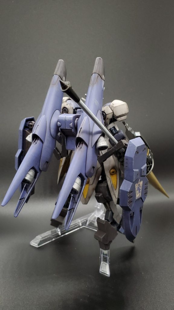 背面バックパックは別売りのキマリスブースター、付属のシールドアームを接着剤で取り付けています。写真だと見えないですが、接着面が小さいのでいつか取れそう。盛り盛り感は気に入っています。