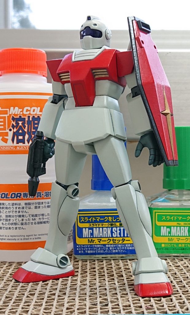 塗装はいつものサフレス、筆でベタ塗り。1/100リアルタイプGMっぽく仕上げたく、手持ちのデカールから似た様なモノを探してペタペタ貼りました。