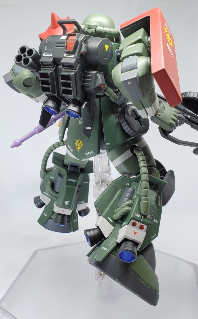 色は肩をサザビーレッド、緑部分はフィールドグレーと日本陸軍濃緑色、白帯にインシグニアホワイト、バックパックと火器にNATOブラック、グレー部分はジャーマングレー、ヒートホークにMSパープルとブリリアントオレンジ、バーニアにメタルブラックとガンダムメタバイオレットを使用しました。