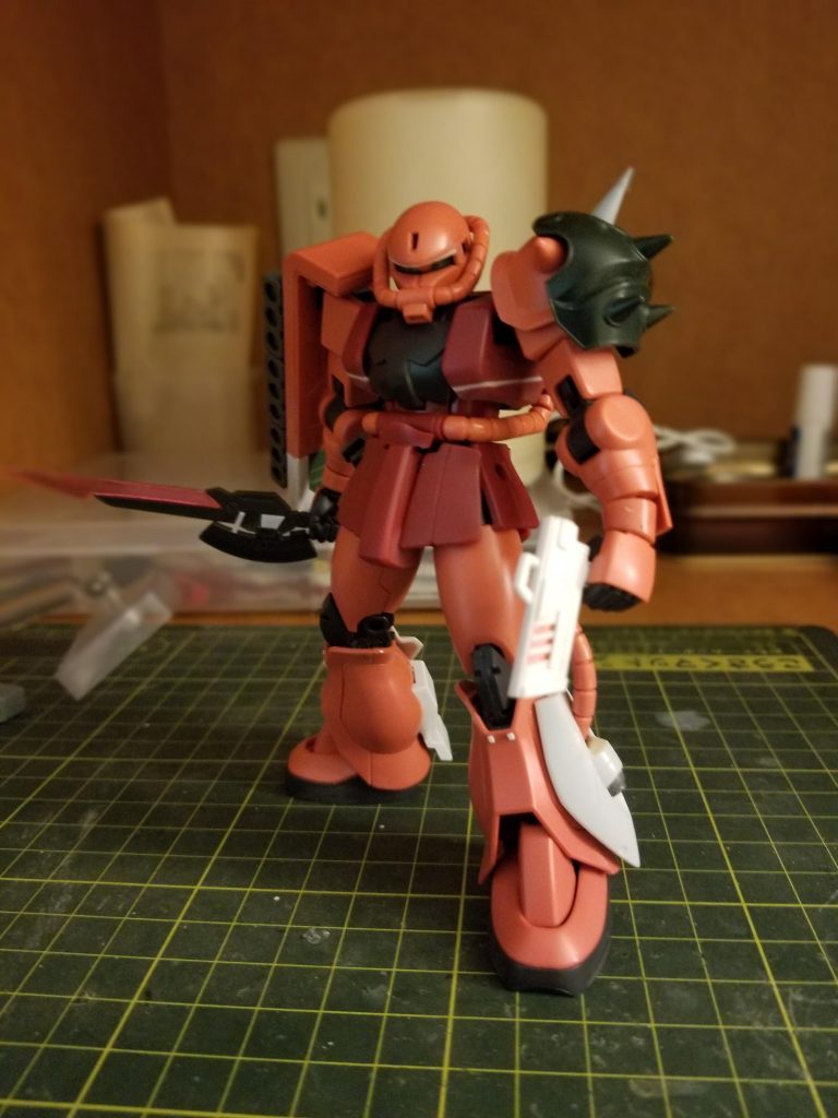 塗装前シールドの下の部分はオリジンザクのものを使い延長しています。若干サイズが違ったのでプラ板で大きさを合わせています。