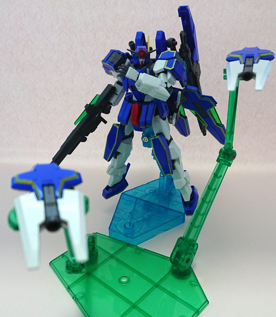 腰のセンサービットは位置補正に特化。3ミリのH・アイズをカメラとしてプラパイプに埋め込んでいますが、見えませんね…