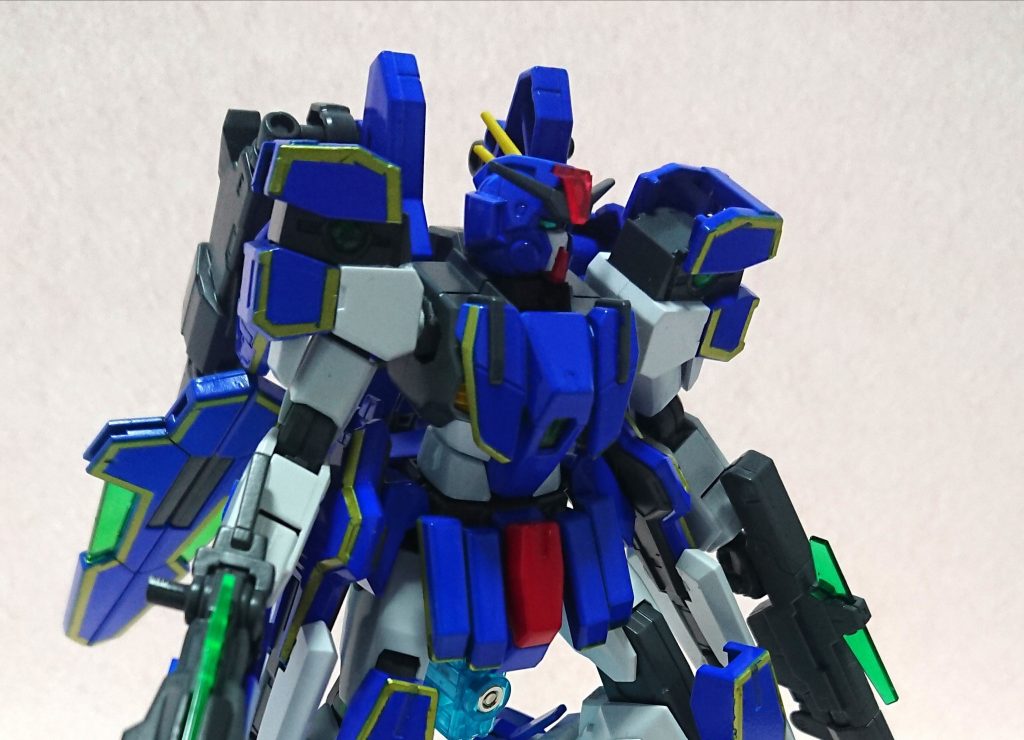 肩のパーツを展開するとセンサーが出現。ツインスナイプモードへ移行。ここは3.5径のH・アイズ。表からクリアグリーン、裏からGXメタルシルバーを吹いた上で接着しています。