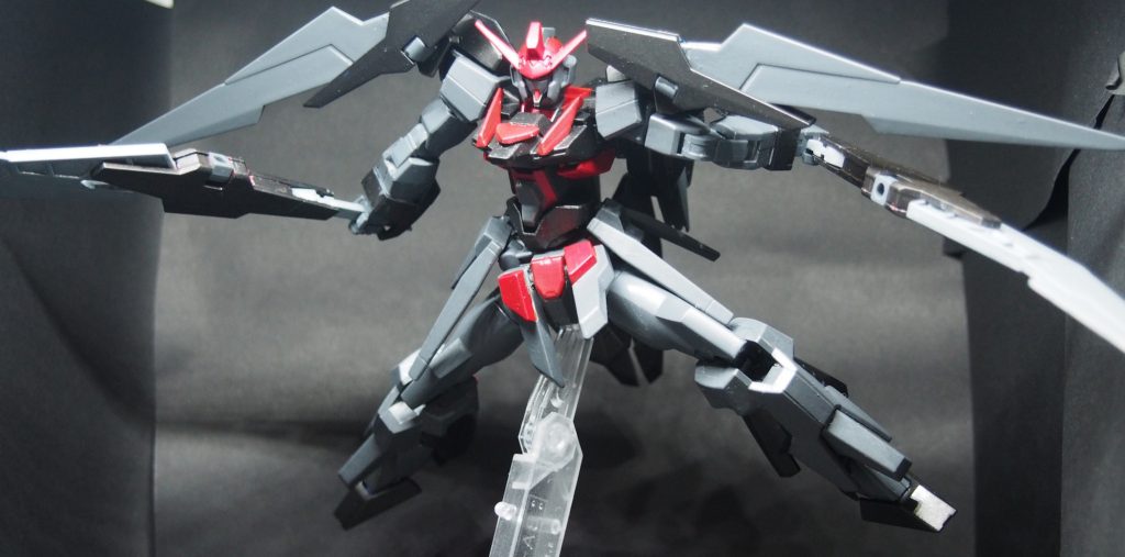 ツインロストブレイド肩部の後翼が実体剣として機能する