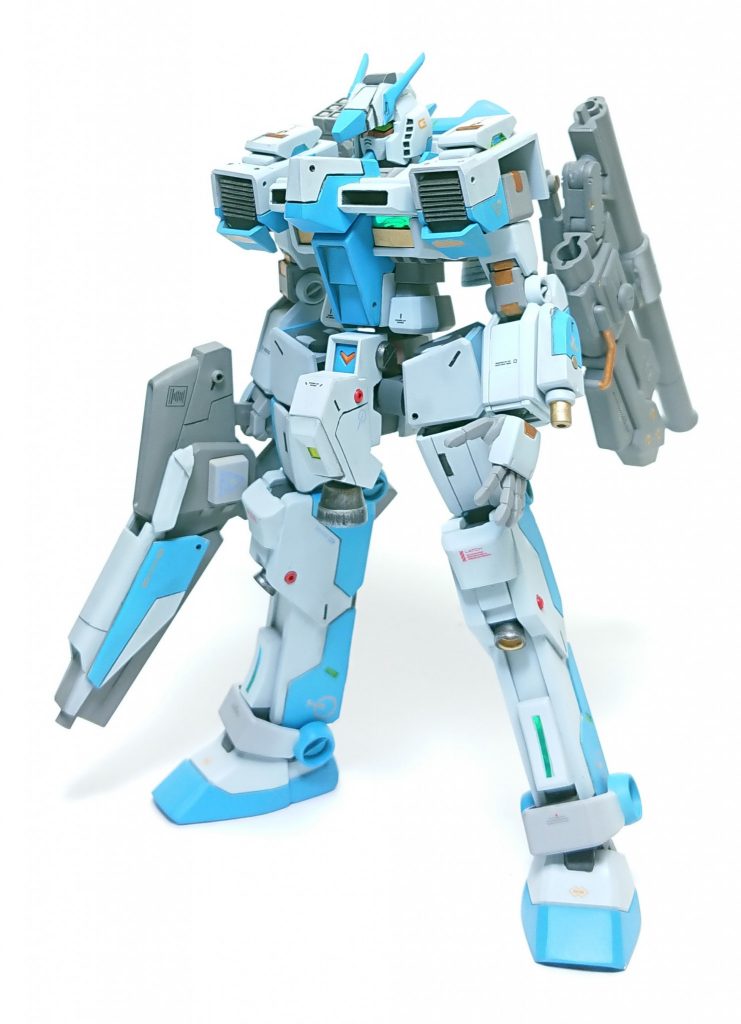 古参の傭兵が駆って、小ジャンプ移動してそうな某カスタマイズメカ、みたいな機体を作りたくてやりました。青みのある外装になりましたが、微妙なのでいっそグレーにすれば良かった。。ビームライフル、胸部、両肩、膝～脛あたりはスクラッチに挑戦。