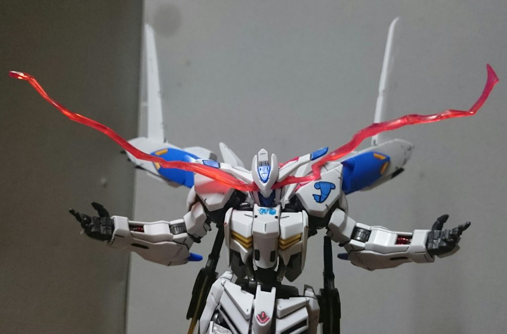 作り方はルプスの時と同様。フィギュアライズエフェクトの「オーラエフェクト」のスパーク状のパーツを切った・塗った・曲げた・貼ったするだけ。ただ今回はルプスの時と違い、赤ではなく、ピンクで塗装。先月発売のガンダムエースにMETAL ROBOT魂のバエルの画像がいくつか載ってたんスけど、それを見る限りはルプスレクスの物よりピンクぽかったからっスね。……ただ、画像だと赤とピンクはほぼ一緒に見えそうで……