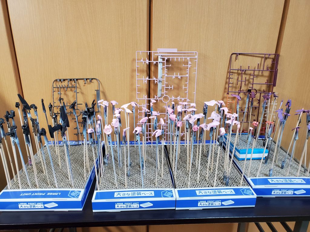 ガンダムエクシアのランナーを参考に色の調整…白部分は赤色が強く出るので薄く吹いただけで良い色ができましたグレー部分は黒鉄色にニュートラルグレーを足して色を調整しました。