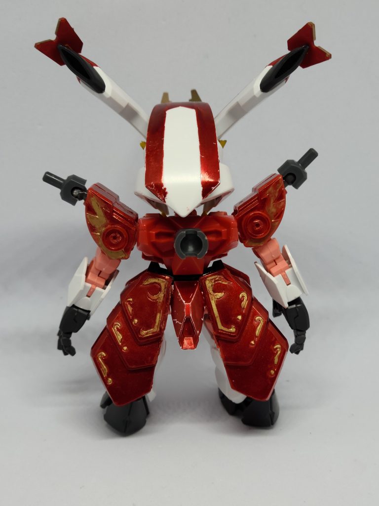 装備を外した背面覇道武者魔殺駆の腰パーツ(呪術士遮光の背中とも言う)をリアスカートにしています頭部の形状も合わせて少し女性的なスタイルにも見えますねメダロットのアンズドビートルのようにも見えると後から思いました