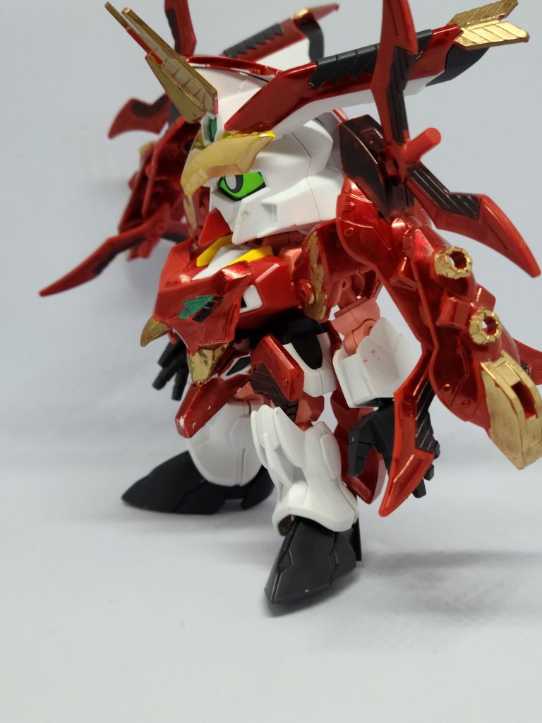 フェニックスの一番小さいメガビームキャノンを頭部角飾りにし、赤備えの鎧の矢尻を追加しています肩アーマーはそのままだと小さかったので2組使って大きく見せています