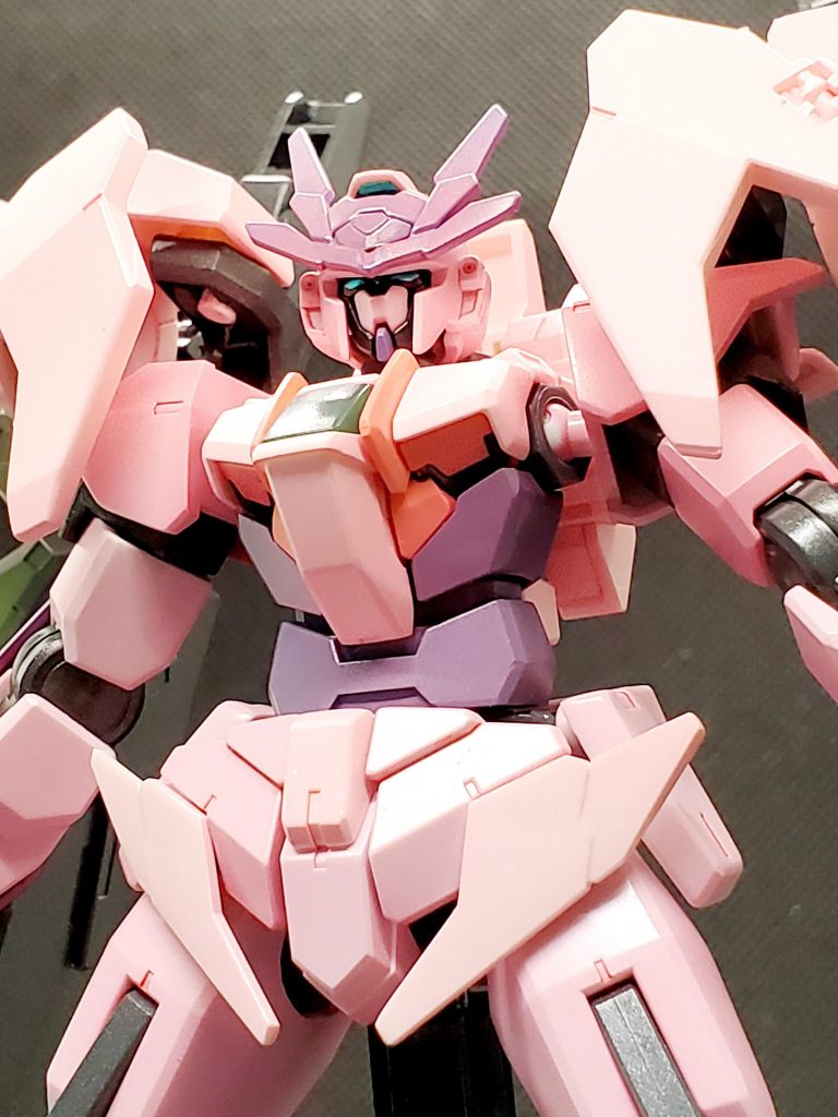 元々の色分けが素晴らしく部分塗装は胸部のグレーと腕のクリアパーツのみ行いました