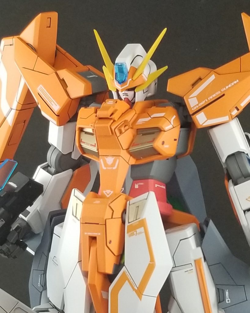 バストショット。全体的にスジボリやプラ板ディティール追加、それによりラインデカールをカットして使用してます。貼ってからスジボリでカットの場合もあります。フェイスは、アゴとフェイスガードの下部が長すぎることから、1mmカット。おでこのセンサーはクリアー赤から青に変更、オレンジの補色になります。