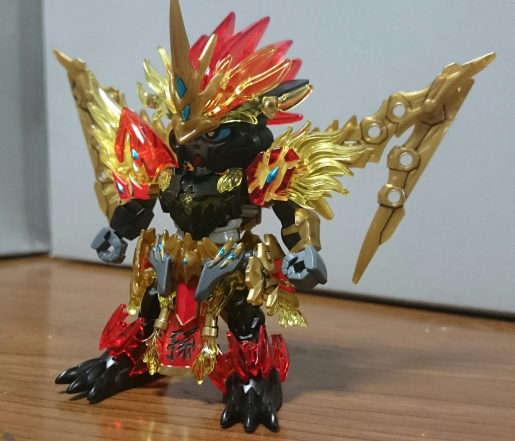 ・孫堅ガンダムアストレイ「三国伝」ではGP01が演者だった孫堅。今作ではゴールドフレームが演者っスね。足がどことなく破牙丸っぽい。正確には破牙丸はレッドフレームモチーフなのだけど。塗装箇所は……・ゴールド……頭部装飾・レッド……顎、右肩、下半身装飾、フロントアーマー・グレー……立神(鍔～柄)、フロントアーマー・ヘビーガンメタリック……お尻・メタブルー……全身各所のひし形・ブラック(スミ入れ塗料)……フロントアーマーの「孫」・ホワイト……左肩(クリアパーツ裏)、腹周りくらいっスね。「三国伝」の孫一族はGP01～GP03+ガーベラと0083の試作ガンダムたちで固められてたけど、今作の男衆はアストレイ系が演者に。……しかしなんかこう、グリーンフレームって色々とハブられがちっスよね…