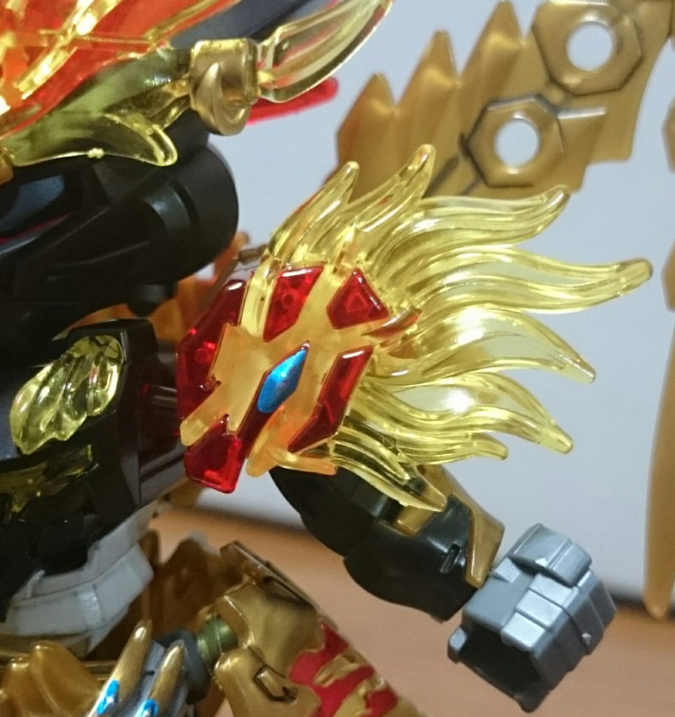 ・左肩のクリアパーツ肩は左右でアシンメトリーとなっており、左肩のパーツ構成は奥からゴールド、クリアレッド、クリアイエローの構成なんスけど、イエローとレッドだとイエローが沈んでしまうので、イエローのパーツの裏はホワイトで塗装してるっス
