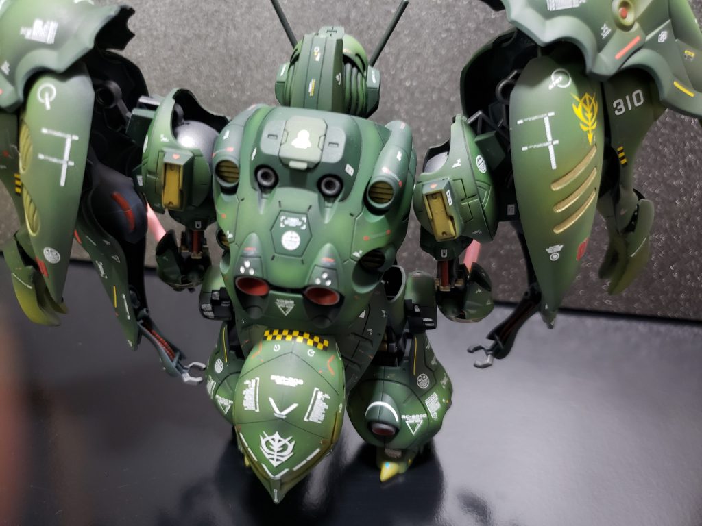 背面はキュベレイからパーツ切り出して接着しております♪