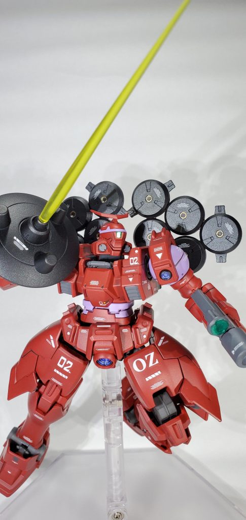 足首部分を削って素立ちを決めやすくした事と少量のプラ材を貼った以外はキットのままです。塗装はオキサイドレッドを下地にサザビーレッド、ピンク部分は媒体とカットによって色が違うため紫っぽく見えるカット参考にパープルで、グレー部分をジャーマングレー、バーニア・シールド・プラネイトディフェンサーをメタルブラックとチタンゴールド、バーニア内側をガンダムメタバイオレットで塗装しています。