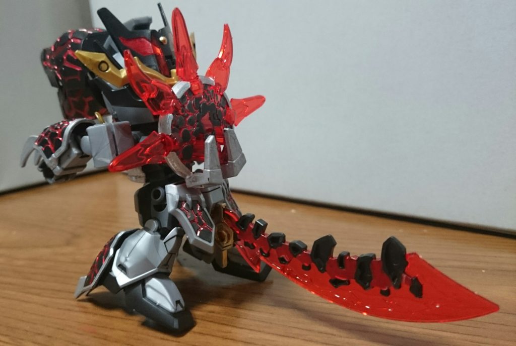 ・凶竜形態・背面焦熱刀が尻尾となってるっス。ただ尻尾の焦熱刀の柄が邪魔になって、股下のジョイントが隠れてるので、スタンドを使うときはC字フックで浮かせるか、3mmジョイントを足裏の3mm穴に取り付けるっスでは以下アクションっス~