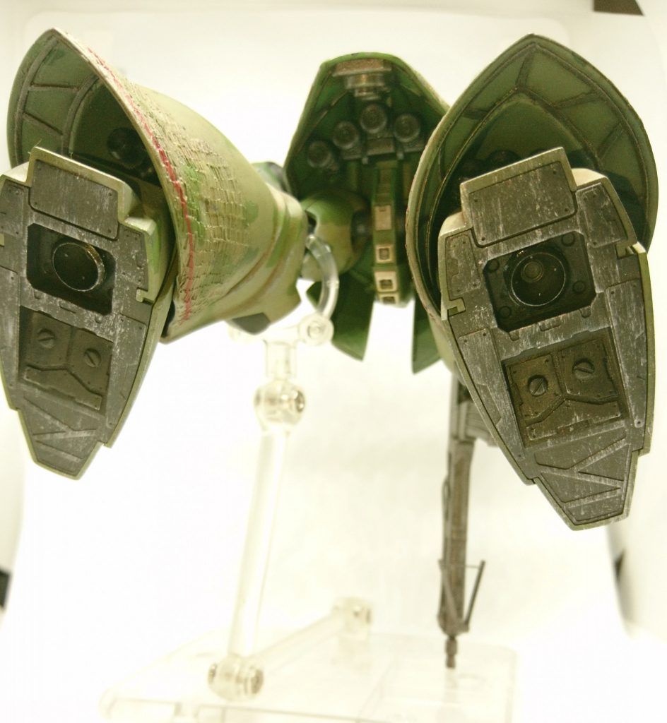 スカート裏、裾裏、足裏はディテールアップ工作を行いました。