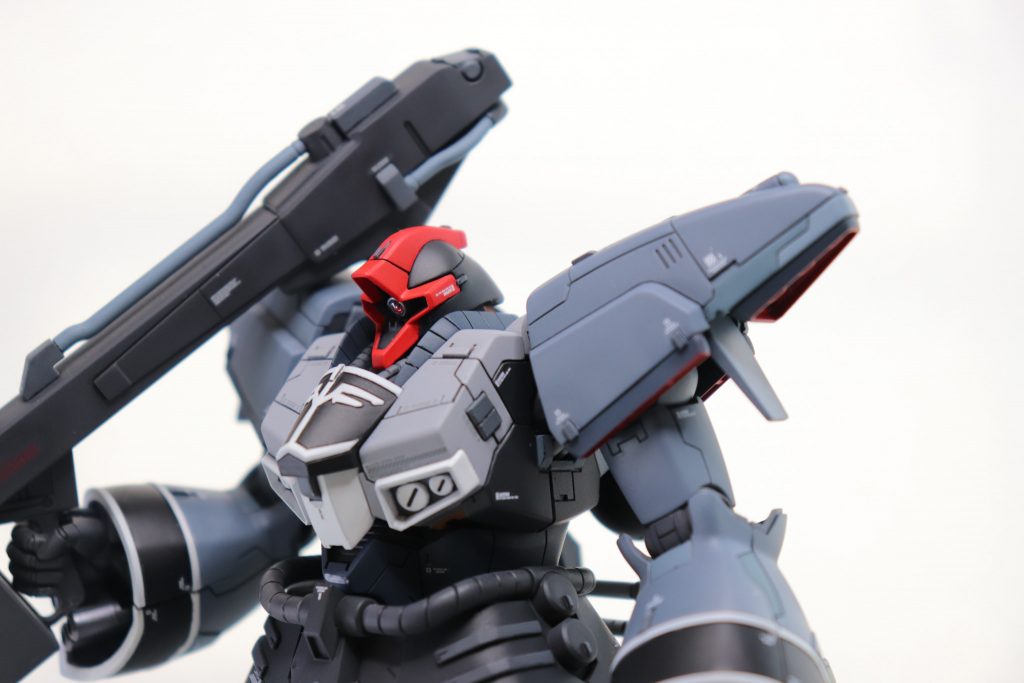 頭は首の延長をしてドムトルーパーに変更して襟足延長、カメラ部くりぬいてモノアイを作成。腰で約2㎜、足の付け根で0.5㎜延長しています。胸の中央はやや角度変更しています。つま先は丸いデザインから角ばったデザインになるよう削り込みました。