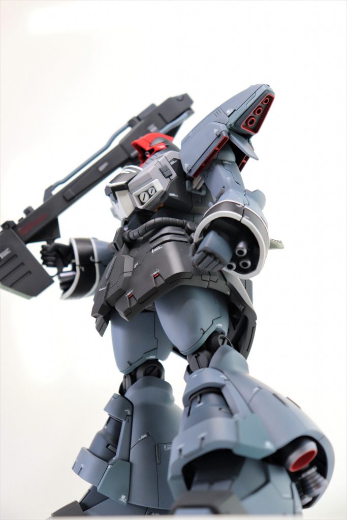 モモは前後で1㎜幅まし、分割もクランク状に変更しました。バーニアが見えるよう取り付け位置変更。