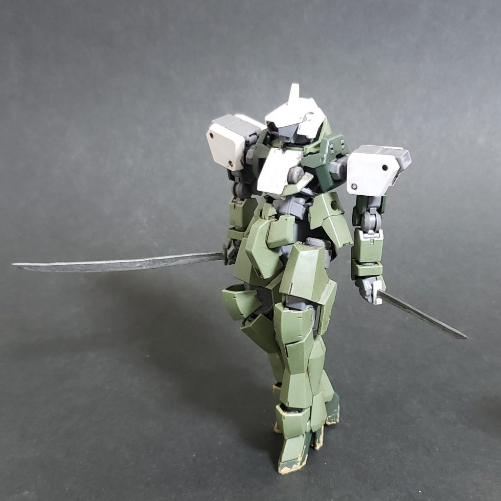 被り物に干渉したので、頭の突起部だけ移動させました。