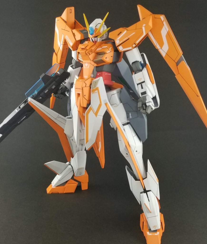 太もも脇のエンジン的なパーツは先端をカットして、腰周辺がスッキリ見えるように変更しています。胸パーツと腹パーツの接続部分は傾斜を持たせて(後述)、S字立ちになるように変更しています。