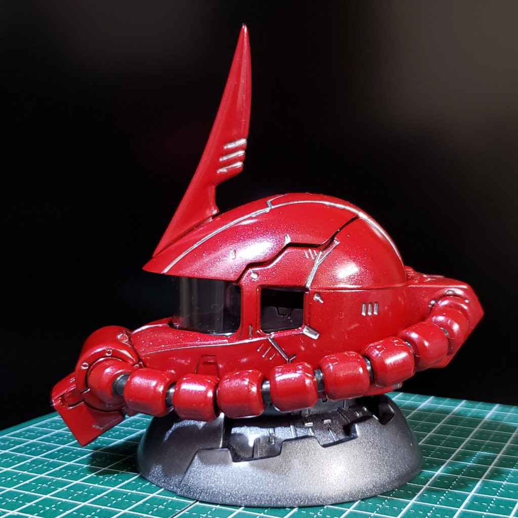 特に説明することはないのですが、バラして表面処理して年単位で袋に入れて放置してフワッと思い出して余ってる缶スプレー(外装→メタリックレッド 台座→ライトガンメタル 内部モノアイ周辺→シルバー)で塗って外装は厚塗りしてヌルッと感だしてモールドは４アーティストマーカー(シルバー)を塗料皿にインクだけ出して少し溶剤足して筆塗りして動力パイプの間をエナメル塗料(ガンメタル)で筆塗りしてはみ出たところ拭き取っただけです。