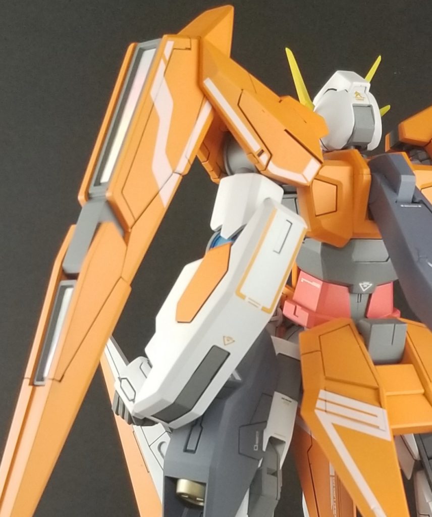 上腕のオレンジ部分は新たに追加しました。飛行機形態の機首内側のオーロラシールは、キット付属のものを使用しています。厚さがあるのでシワが出来ず良好でした。