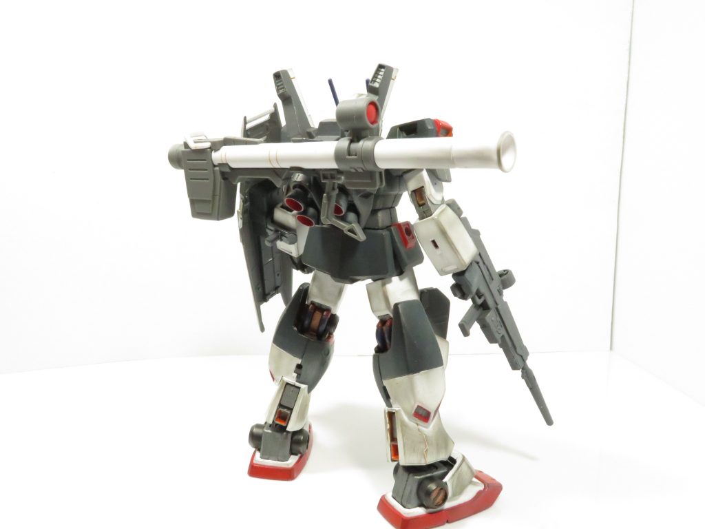 余剰パーツのガンダム4号機のライフルとシールド、オリジン版ガンダムのバズーカに武装変更し専用機感を出してみました。