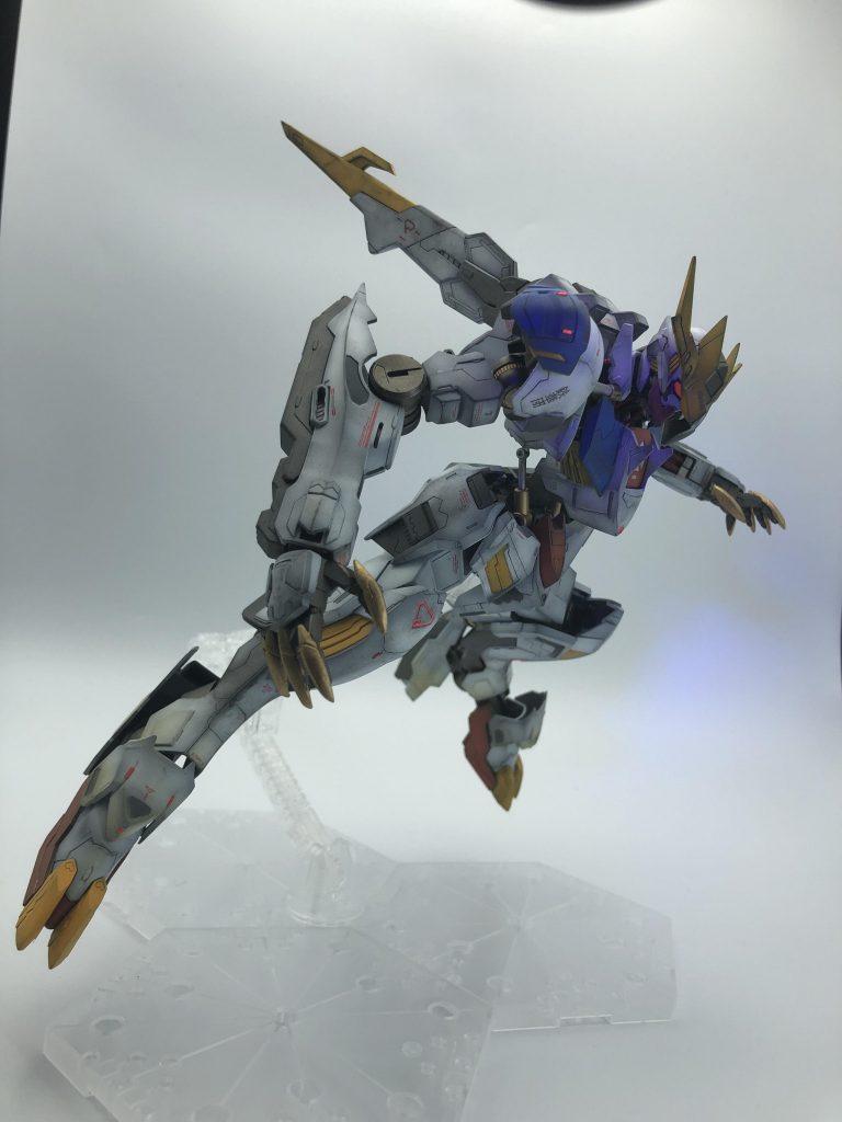 今回UVライトで照らしてみました!ツインアイが発光していい感じになっています!