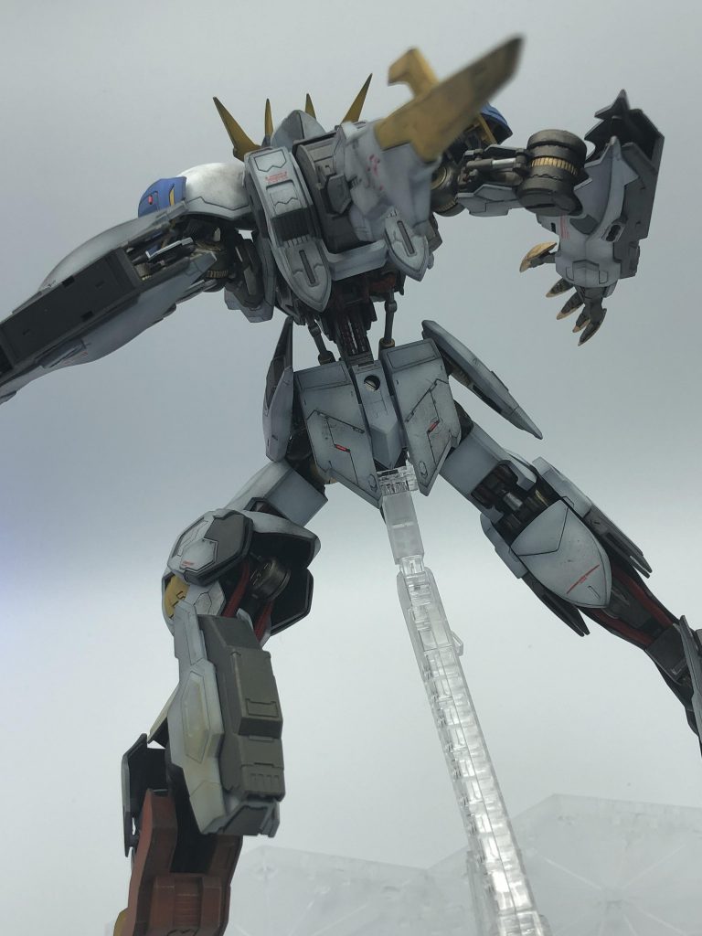 背面からのショット。脚部ワイヤーや腰のシリンダーが精密感を出していてとても気に入っています!