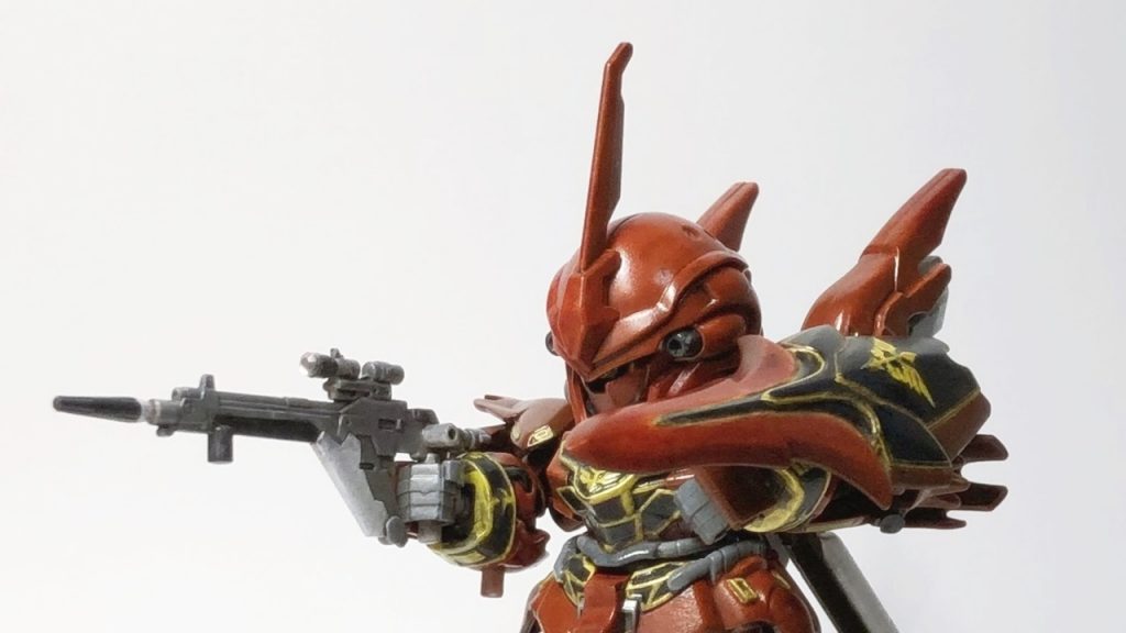 作例を基本としつつも、少しだけ色を変更してみたり……モノアイ、ビームライフルのセンサーをジュエリーシールに置き換えたり……エンブレムなどの装飾が難しく、アラはあるものの……ここまで漕ぎつけて、完成となりニヤニヤが止まらない作品へ！