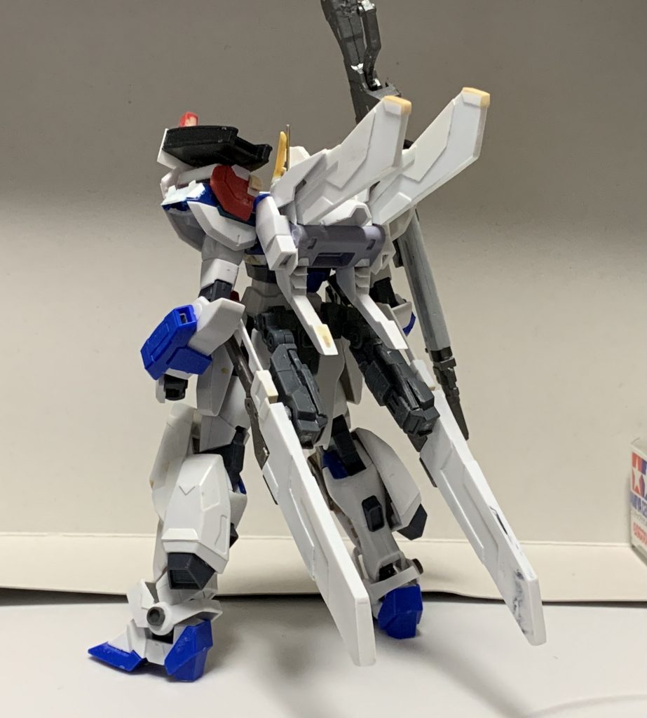 各部増加装甲は既存パーツをベースとしたセミスクラッチやプラ板によるフルスクラッチで製作。本体への装着には磁石を用いる事で、塗装後も自由に着脱ができるようにしました。