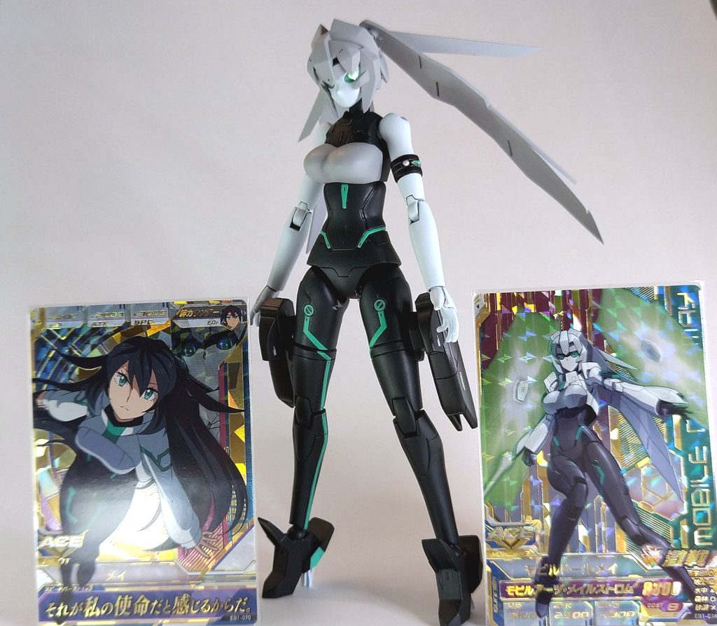 アーケードゲーム〈ガンダムトライエイジ〉のカードと。撮影のポーズ変えで塗装が剥げていくのが辛い(泣)最後までご覧いただきありがとうございました。