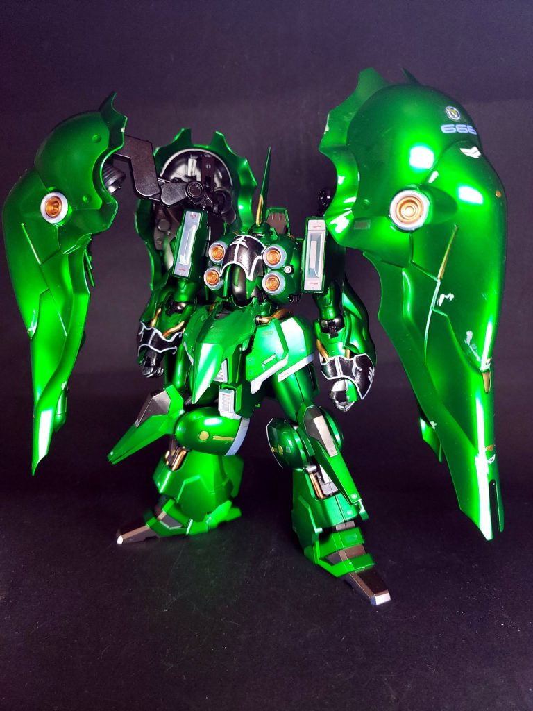 武装胸部メガ粒子砲クィン・マンサから引き継いで搭載された火器。左右に2基の計4機を搭載。マシン・キャノン胸部メガ粒子砲付近に内蔵された実弾火器。腕部