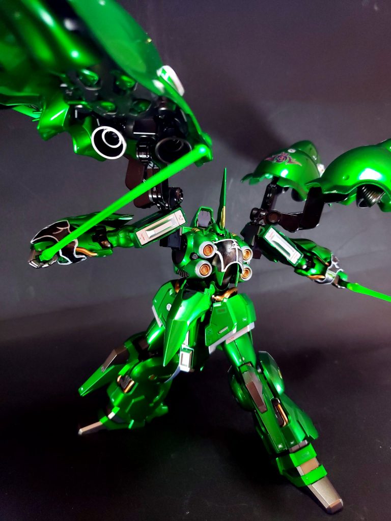 バインダー部ビーム・サーベルバインダーに格納されたサブ・アームごとに各1基を内蔵。ユニコーンガンダムの両腕を抑えるほどのパワーを持ち、敵機の拘束や奇襲・反撃にも使用可能。