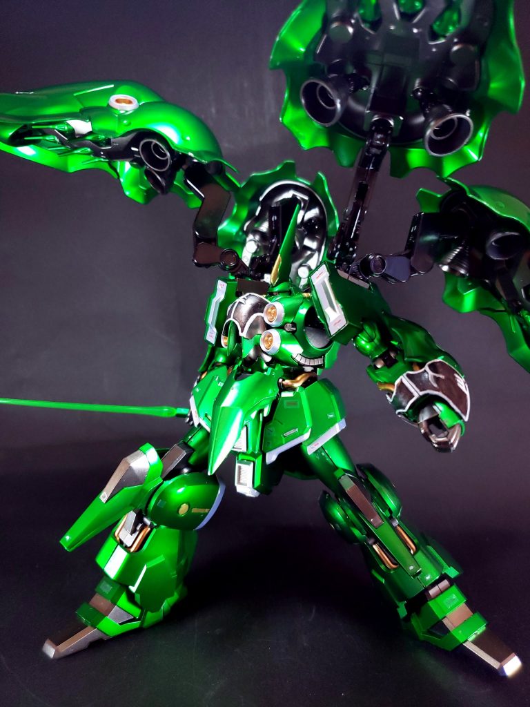 バインダー部メガ粒子砲「4枚羽」の渾名の由来となる肩部装甲とつながるバインダーに搭載された火器。1枚のバインダーにつき2基の計8機が搭載。