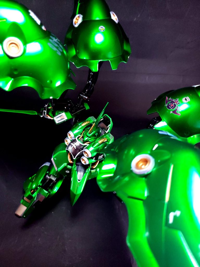 ビーム・サーベル両腕の袖部分に格納された接近戦用武装。ほかのジオン系MSにみられる黄色ではなく、緑色のビーム刃を形成する。袖に収納時はビーム・ガンとしても使用が可能。