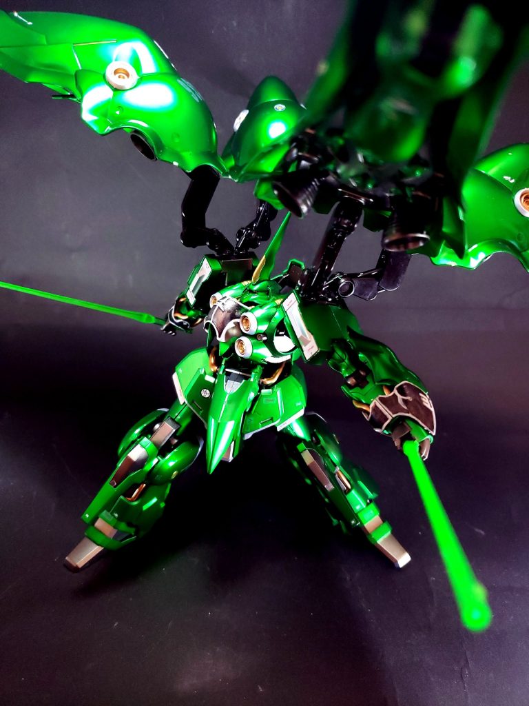 ファンネルバインダーに6基搭載されたサイコミュ兵器。カラーリングは小説版では銀色、アニメ版では機体カラーと同じ緑でデブリと誤認されるほどに小型。過去のファンネル搭載機同様、バインダーに戻すことで再充電可能。ビーム・ガトリングガンメガ粒子砲やファンネルは機体およびパイロットにかかる負担が大きい兵装であるため、それらを補助する携行兵装として用意された[28]4銃身式の大型ビーム機関砲。小説版『UC』の最終決戦の際にはマニピュレーターが欠損した右腕の前腕部側面に2挺装着して出撃した[29]。同じアナハイム製で同一規格のジョイントを有するユニコーンガンダムやギラ・ズール（アニメ版のみ）も装備・使用した。