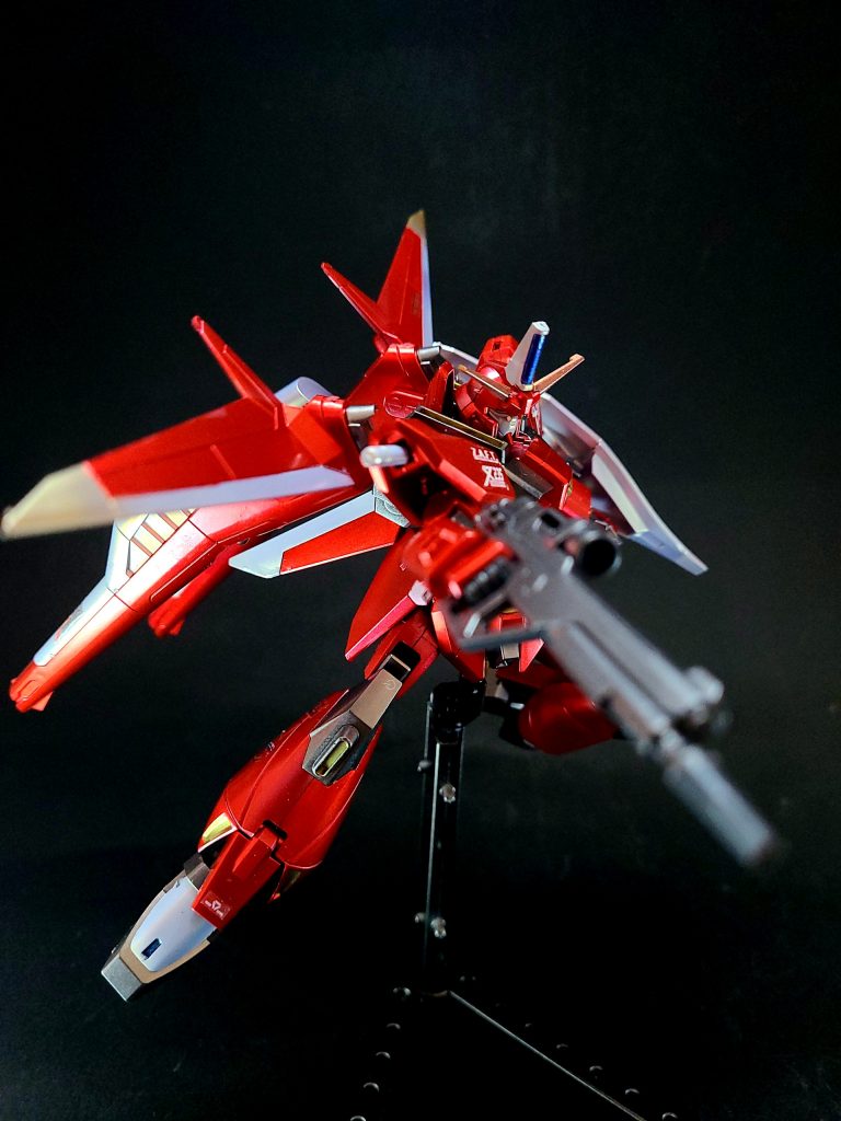 劇中での活躍編集プラント最高評議会議長ギルバート・デュランダルの計らいにより、ザフトに復隊したアスラン・ザラに与えられ、プラント本国より発進する。ミネルバが寄港しているオーブへ向かうが、ミネルバがすでに退去していたことを知らず、オーブに接近した際、迎撃に出たオーブ軍のMSムラサメ2機と交戦となり、これを一蹴した。