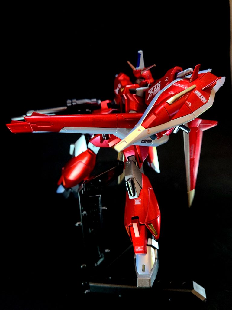 MA-7B スーパーフォルティスビーム砲アムフォルタス砲身と同軸上に設置されたビーム砲。ジャスティスの「MA-4B フォルティス」をバッテリー動力用に改良した装備で、出力・連射性ともに原型モデルと遜色のない性能を有する[5]。また、ただ攻撃に使用するだけでなく、まず本装備を射撃してターゲットの照準を確認し、アムフォルタス発射時の命中率アップを図る運用も可能[10]。