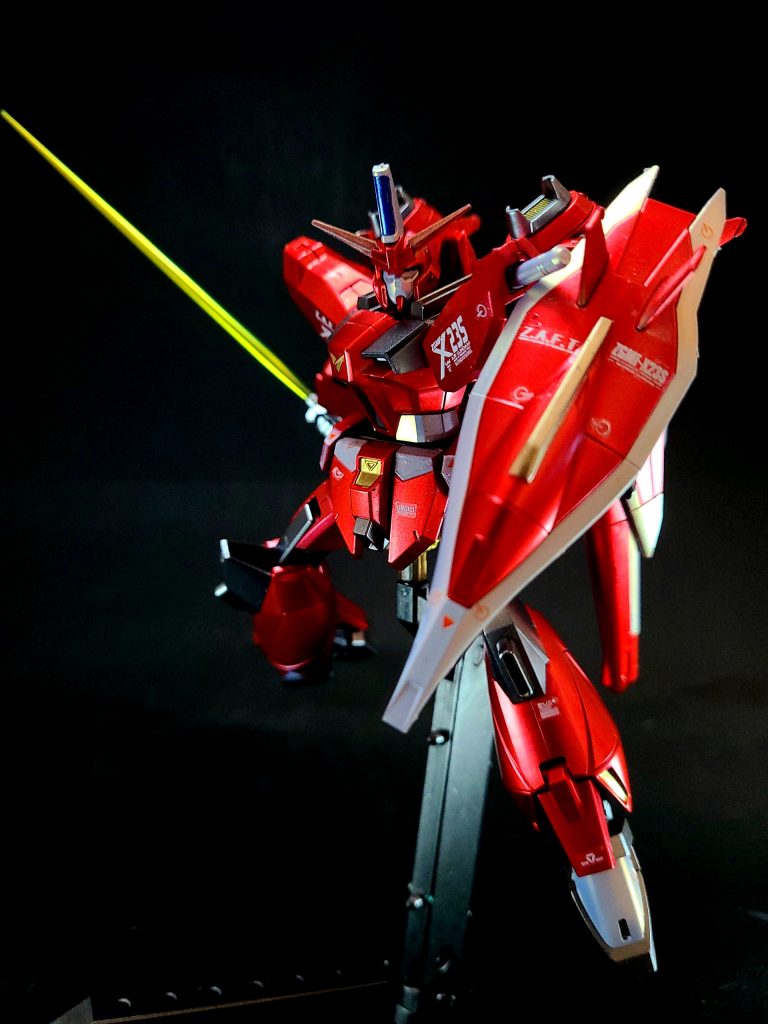 MMI-GAU2 ピクウス76mm近接防御機関砲ZAFTガンダム目の機体やゲイツと同型の対空機関砲。MA時の機首部分（MS時の頭部後方ブロック）に2門を内蔵する。MMI-RD11 空力防盾左腕に装備される対ビームコーティングシールド。表面には補助翼を備える[4]。MA時は機体下面に装着され、死角からの攻撃に対応するとともに、整流効果を担っている[5]。この装備が破壊された場合は空気抵抗の観点からMA形態への変形は不可となる