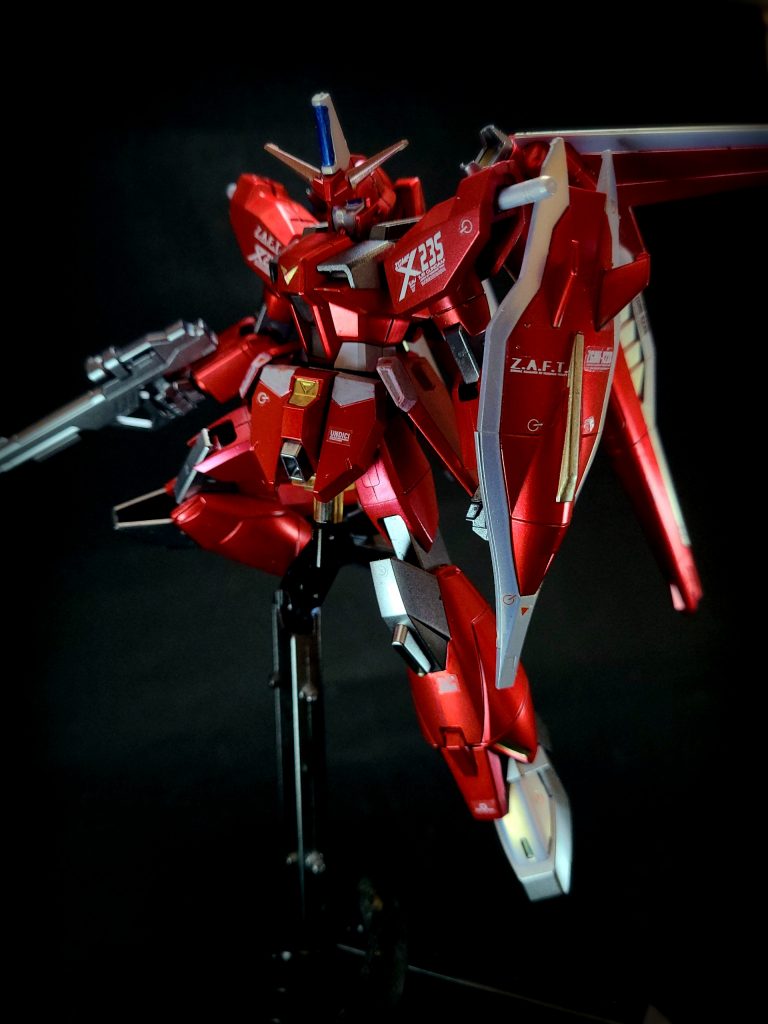 武装MMI-GAU25A 20mmCIWS頭部内蔵の対空機関砲。MA時は砲口がシールドで覆われるため使用不能。