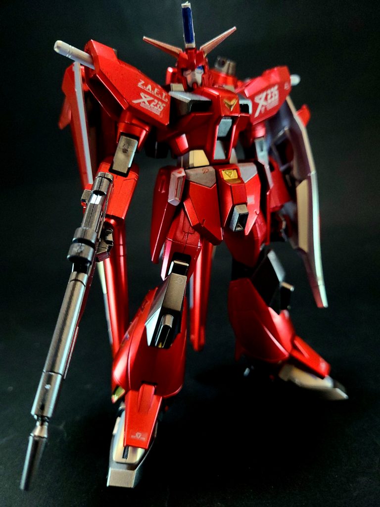 複数敵との交戦から単体戦までをカバーしており、可変機構を生かして戦いに緩急をつけ、敵を翻弄する。また、パワーエクステンダーやデュートリオンビーム送電システムを採用。バッテリー駆動機でありながらプラントから地上基地まで無補給の巡行も可能としているセカンドステージシリーズにおいては初期に開発された機体であるが、その際のトラブルによって完成は遅延していた。他の機体に比べ特殊兵装は少ないものの、本体性能が高く操縦者の技量が要求される機体である[5]。尚、カオス、アビス、ガイアの三機とは異なる開発手順を踏んでいるため、インパルスの換装装備として派生する構想は存在しない