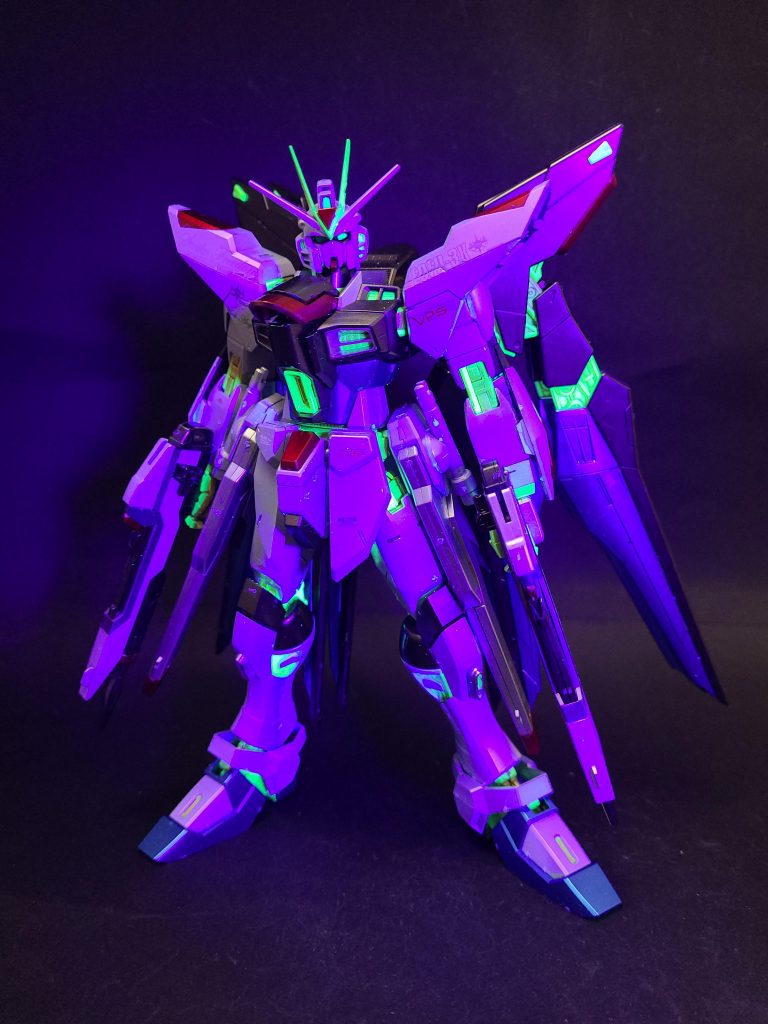 装甲外部装甲にはVPS装甲を採用し、優れた対弾性を持つ[116]。一方で、各部には外部装甲を、内部骨格の動きに連動して可変移動させる機構が採用されている[120]。内部骨格の動きに連動させた、外部装甲可変移動機構は、限りなく人体に近い可動と高い機動力を実現した機構である。しかし、同時に装甲の間に隙間を生み、防御力の低下を招いてしまう機構でもある。量子コンピュータによる戦闘シミュレーションでは被弾率0には成らなかったものの、僅かな装甲の隙間による防御力の低下という不利点より運動性の向上という利点の方が大きいと判断され、さらに、開発を請負った技術者達の、キラに対する絶大な信頼が事を後押しし、導入に踏み切られた。この判断は正しく、実戦ではキラの操縦技術はシミュレーションのデータを凌駕しており、戦場において一度も被弾する事が無く、防御力の低下は問題が無かったどころか、もしこの機構が導入されていなかった場合、キラの反射速度に機体が追随出来なかったであろう事が判明している[120][注 54]。また、この外部装甲可変移動機構は機体内部に漏れ出た光の排出にも寄与する[120]。同システムは本機の成功によりデータが潤沢となったため、エースパイロット専用に同様のシステムを導入した機体も作られ始めている