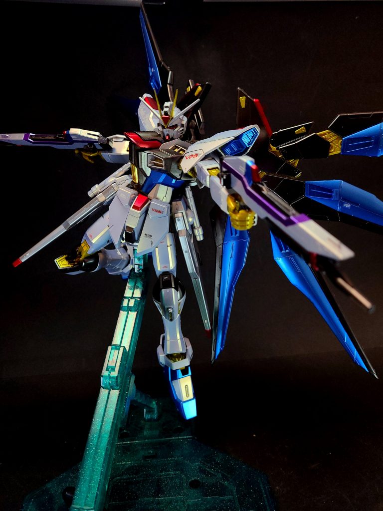 フレームストライクフリーダムの内部骨格部材はPS装甲素材で造られており、対弾性に優れる[116]。アクティブ状態ではゴールドにフェイズシフトし、人体のような柔軟性な駆動性を持たせる[121]。また、キラの卓越した技量故の反射速度の高さは、設計限度目一杯の負荷を機体にかけるため、高機動に耐えるべく、各部に振り分けられたパワーが関節部のPS装甲から光として漏れ出し、発光現象を引き起こすコクピットフリーダムの後継機であるため、コックピットやOSは旧フリーダムと同系。コクピットにはマルチロックオンシステムを設け、多彩な火器の運用を可能としている。その反面、操縦には肉体的・精神的な負担が発生しており、このコクピットシステムの性能を発揮するためにはキラ・ヤマトやアスラン・ザラのようなコーディネイターの中でもトップクラスの人材を必要としている[116]。動力ハイパーデュートリオンエンジンを採用。各種兵装やシステムのための膨大な電力を、半永久的に賄っている