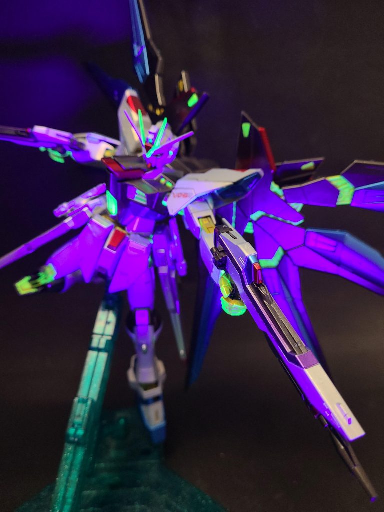 MMI-GAU27D 31mm近接防御機関砲頭部の近接防御機関砲。機構の内装に大きなスペースを必要とするという理由から排除する案も出されたが、実弾兵器に対する信頼の強さから最終的に残された経緯がある[119]。実戦での使用は確認されていない。