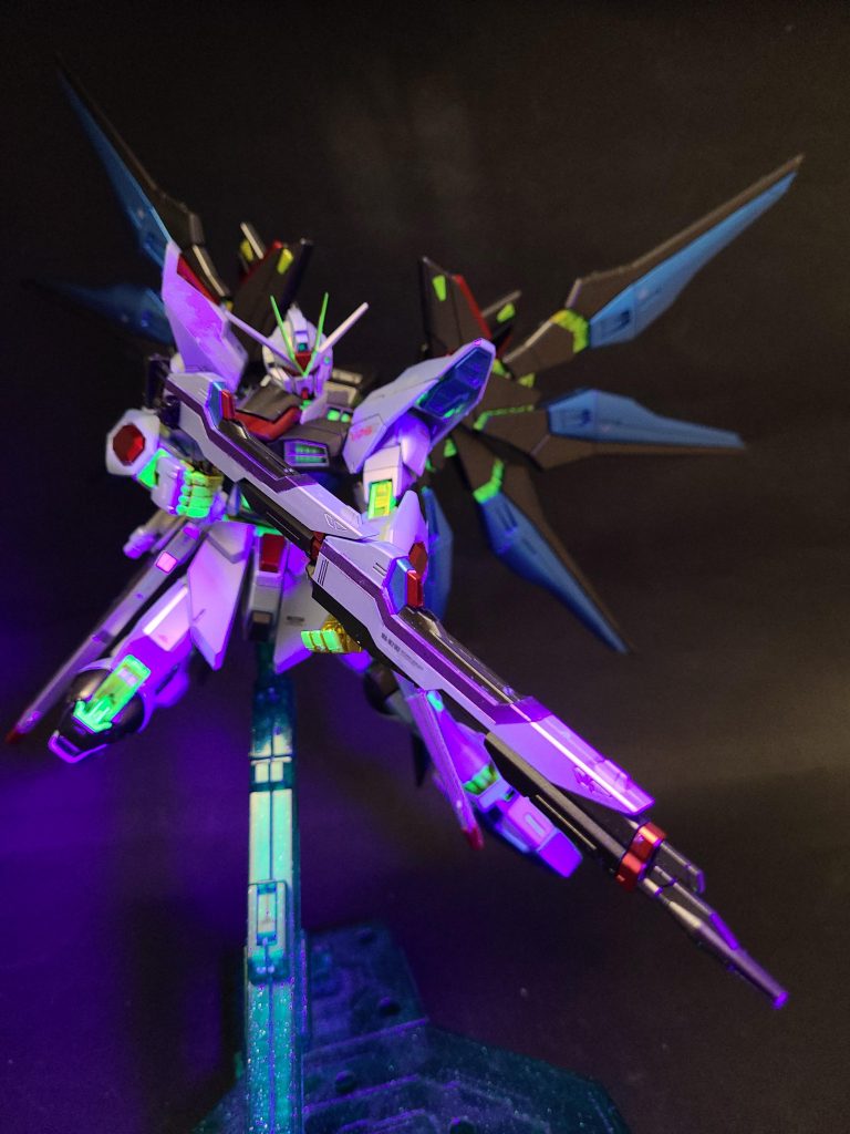 MA-M02G シュペールラケルタビームサーベルMA-M01ラケルタの改良モデル。ザフトのセカンドステージ各機に採用されたヴァジュラ系のビームサーベルに対抗するために強化された[86]。M01同様、2基のデバイスを連結させた「アンビデクストラス・ハルバード」モードとしても使用可能だが、キラが二刀流の高速戦闘を得意としていたため、使われることはなかった[125]。「シュペール」とはフランス語で「スーパー」の意味[125]。MX2200 ビームシールド両腕部に装備されたビームシールド発生装置。ハイペリオンに搭載されていたモノフェーズ光波防御シールドに、さらなる改良が加えられて完成した[86][125]。従来の実体式シールドに比べ、防御機能は遥かに向上し、同時に総重量の軽減にも一役買っている